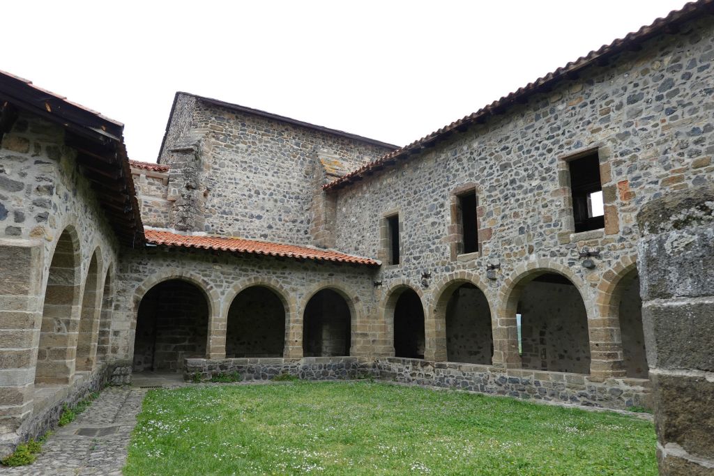 Le cloître du prieuré de style roman