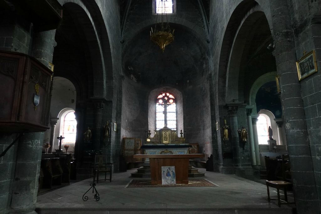 La nef de l'égise St-Marcellin de style roman