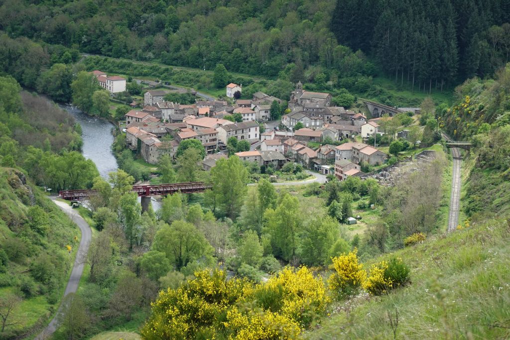 Arrivée à St-Julien-des-Chazes entre l'Allier et la petite voie de chemin de fer des Cévennes en réfection