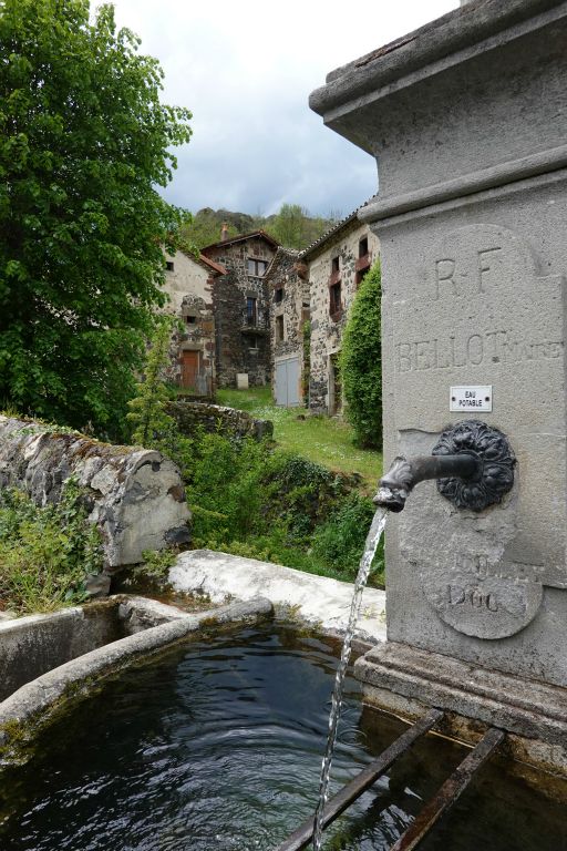 La fontaine avec eau potable. Exceptionnel !