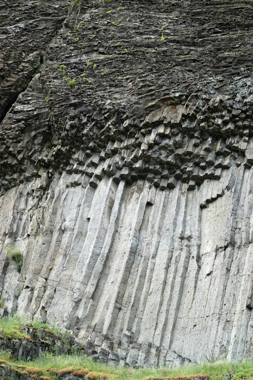 La Roche Servière est un rocher d'orgues volcaniques correspondant à une ancienne coulée de lave