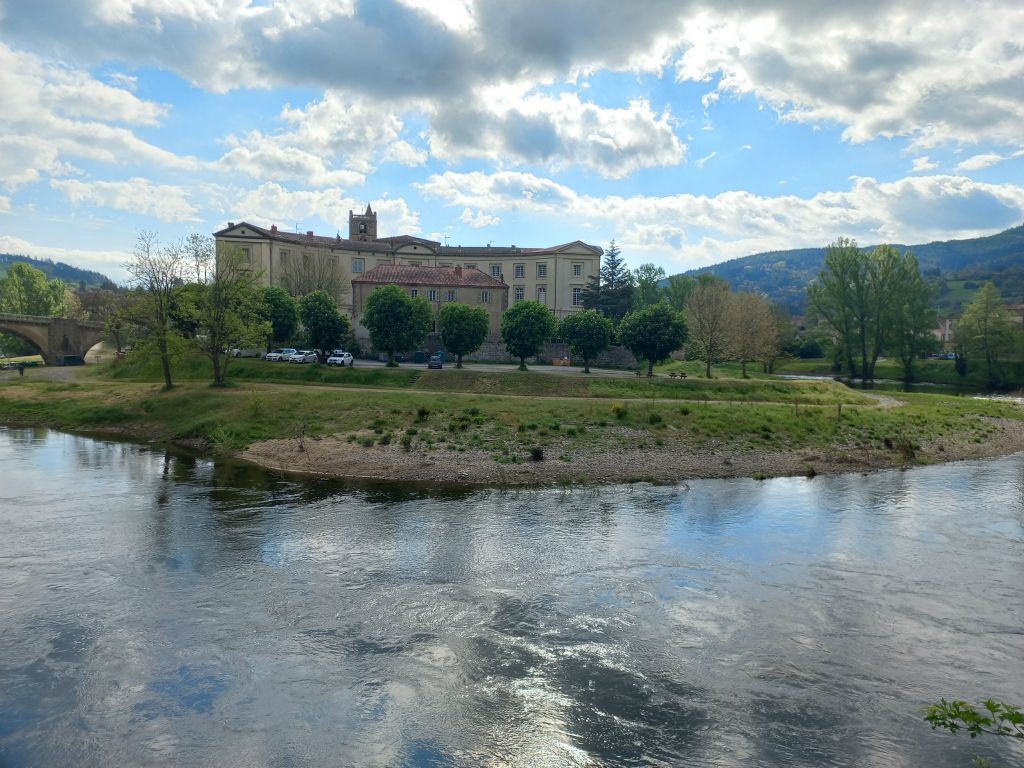 Un peu de tourisme à Lavoûte-Chilhac. Ici le prieuré de l'ordre de Cluny, dans la boucle de l'Allier