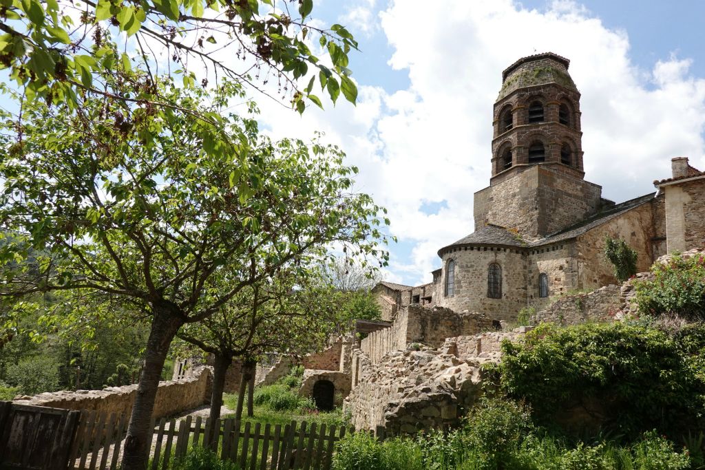 Une visite à ne pas manquer , à quelques km au nord de Lavoûte-Chilhac : le village de Lavaudieu et son abbaye bénédictine