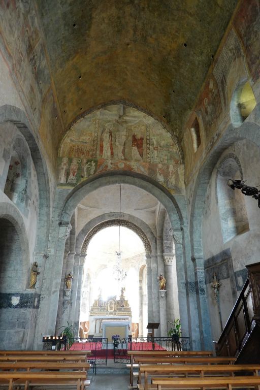 La nef de l'église St-André et ses peintures murales du 14ème siècle