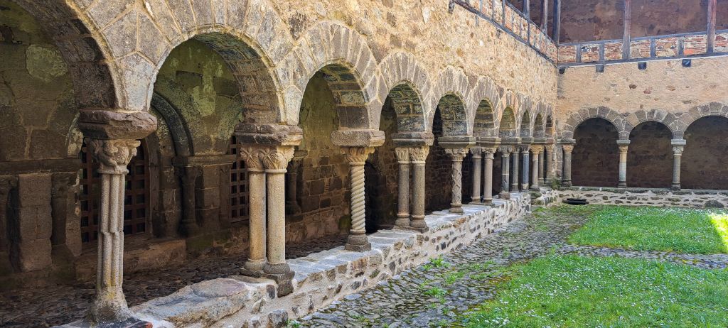 Les arcades sont à colonnes simples ou doubles