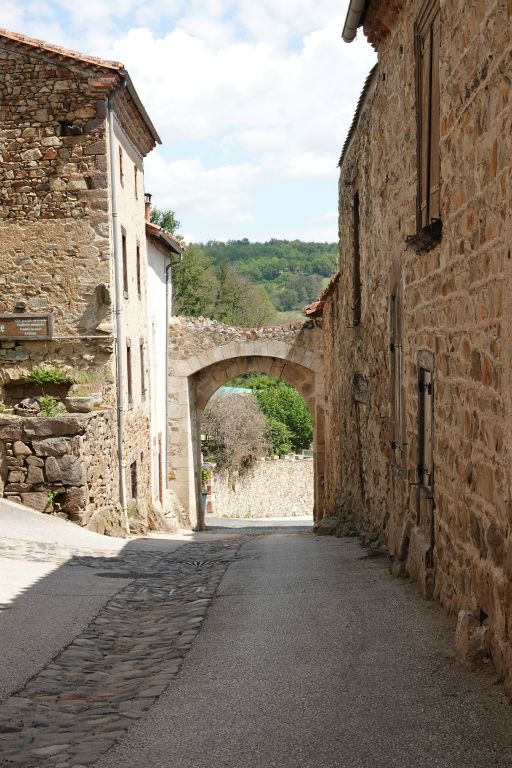 Vers le porche marquant  la limite du village