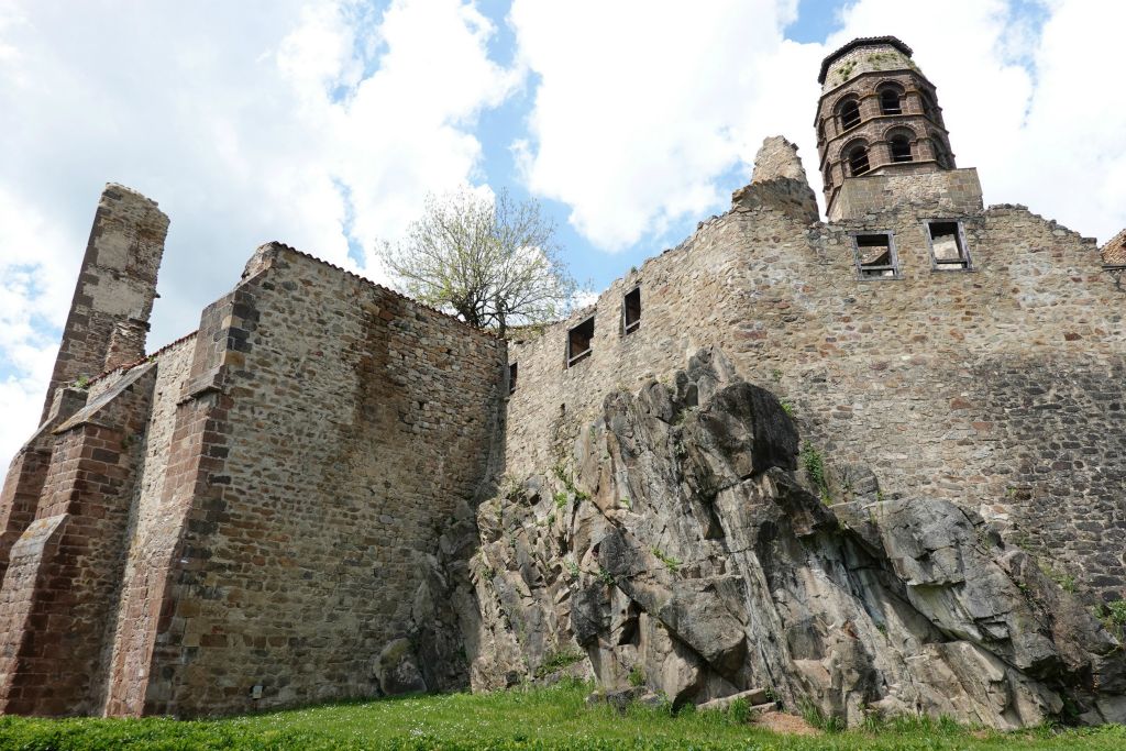 Ancienne enceinte et l'abbaye vues depuis les berges de la Senouire