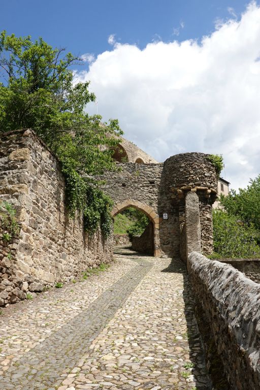 Un peu au nord de Brioude,  le village d'Auzon est une cité médiévale située sur un piton rocheux