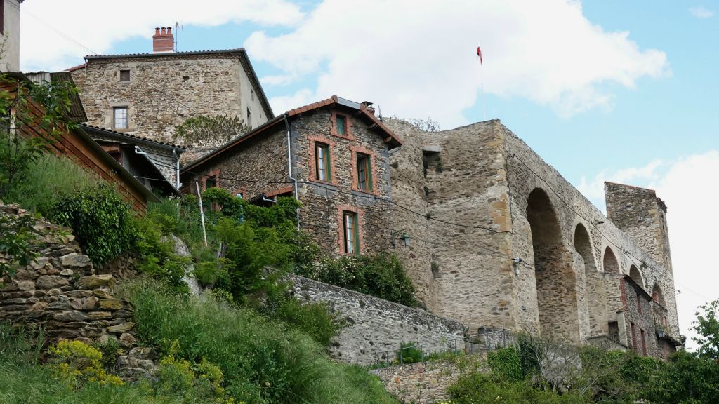 Vue sur les vestiges du château,  les fortifications et le chemin de ronde