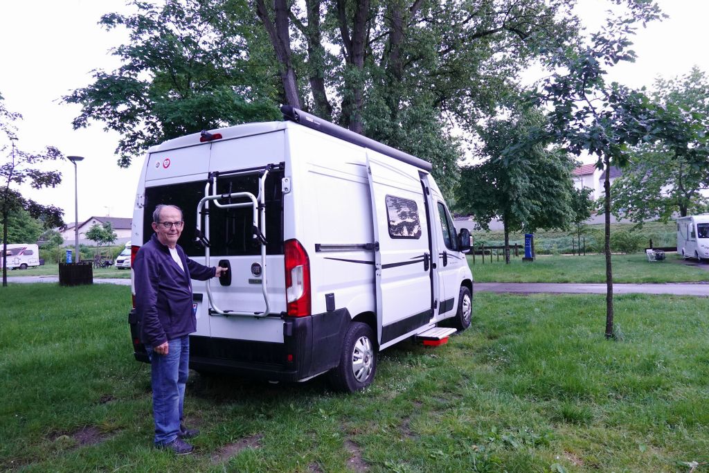 Chemin de retour et étape à l'aire de camping-car de Moulins avec un éclairage étrange ( dû à des aurores boréales voisines ? )