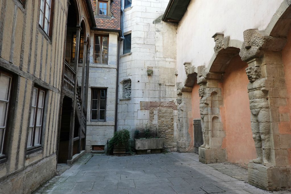 Rue des Forges, cour intérieure de la Maison Maillard