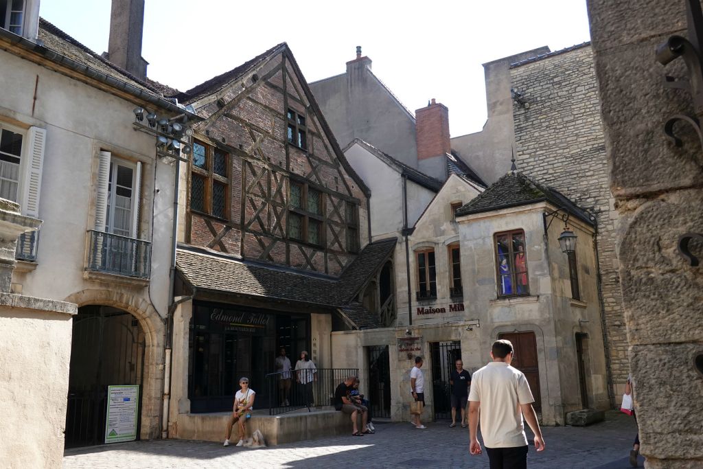 La rue de la Chouette et la maison de la Moutarderie Fallot