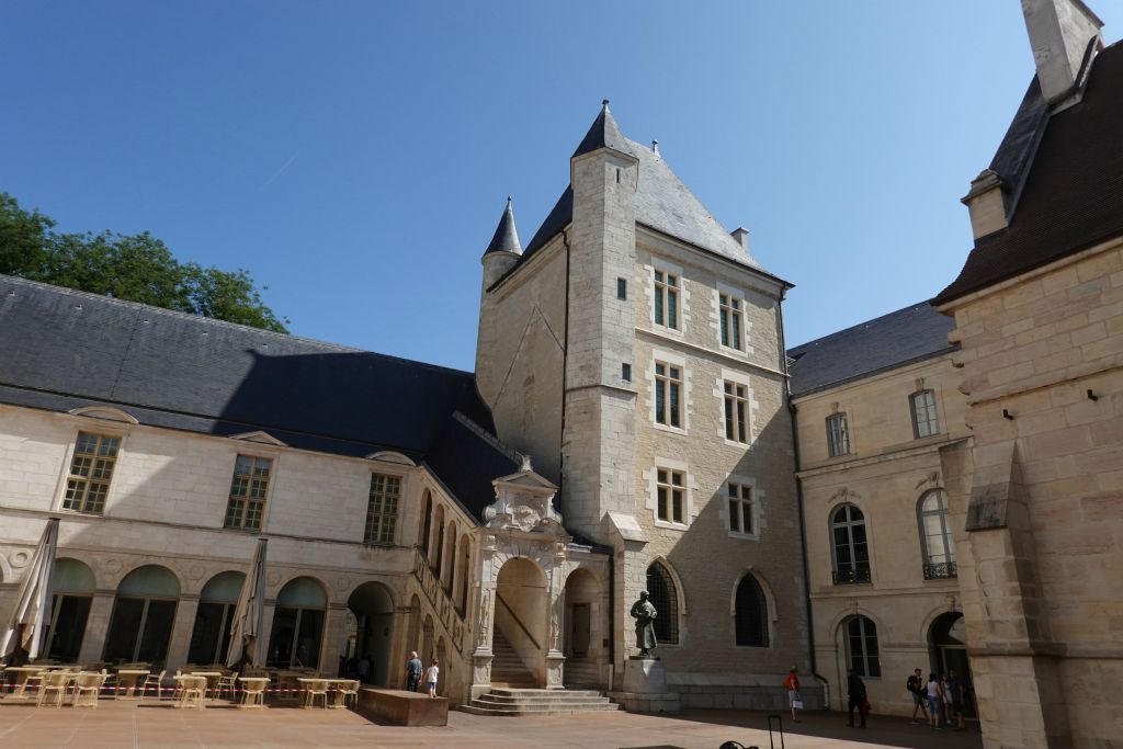 Cour du Palais des ducs de Bourgogne