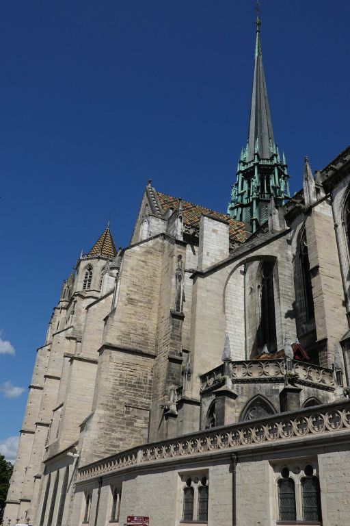 Eglise St-Bénigne depuis la rue Michelet