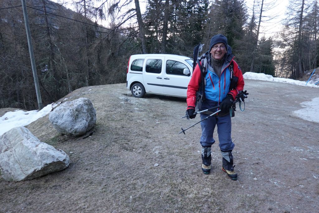 Départ à raquette un peu plus haut, aux Mayens de Praz (1640 m)  atteint avec la voiture de Stéphane