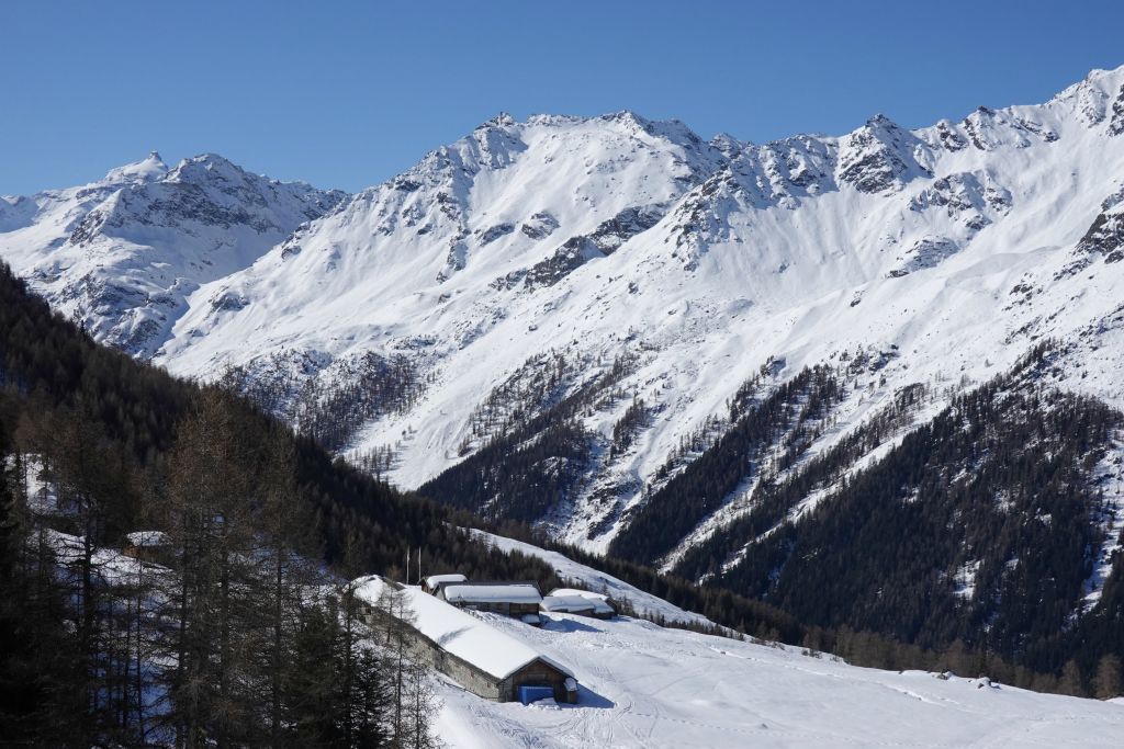 On voit, de l'autre côté de la vallée, le versant où se situe le Métail où nous étions il y a 3 jours