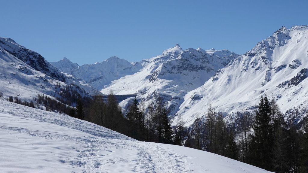 Maintenant, en ayant pris de la hauteur, on voit à nouveau le barrage de la Grande Dixence