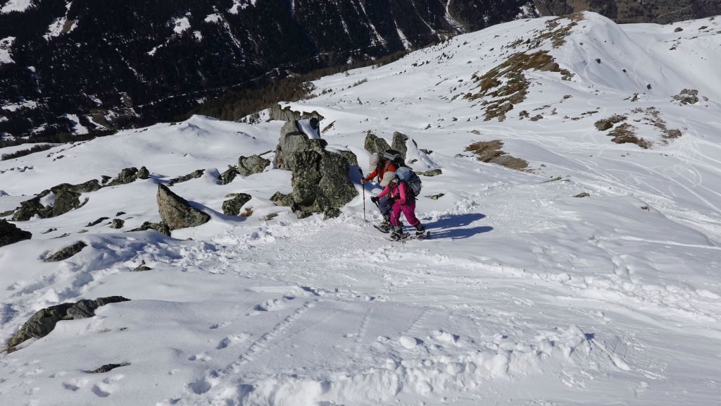 La pente s'accentue, sous le sommet