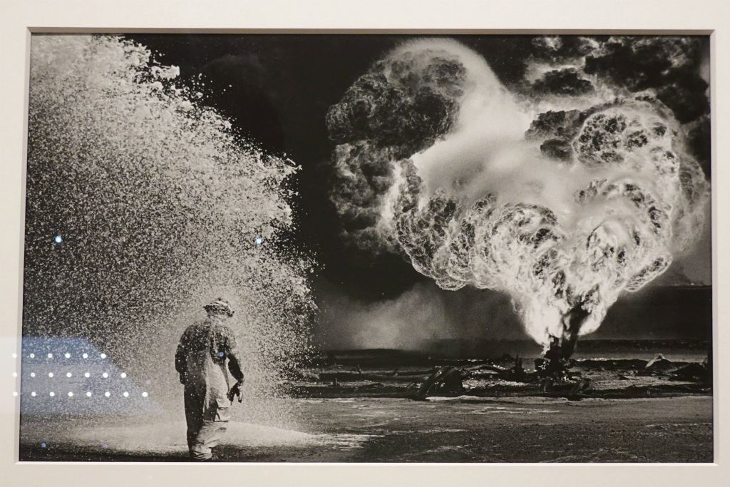 Lutte contre un puits de pétrole en feu au Koweit, 1991