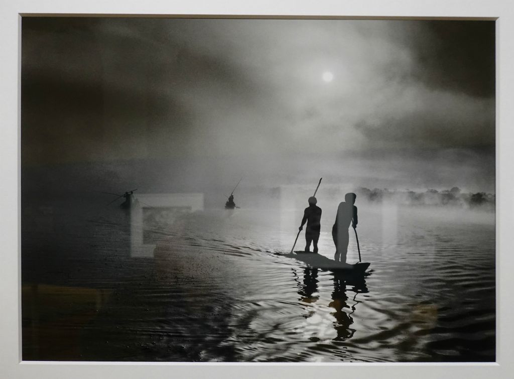 Un groupe de Waura pêche dans un lac, Brésil 2005
