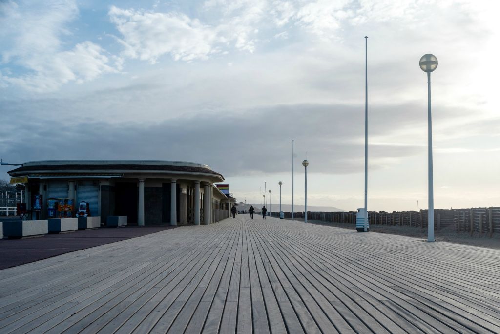 Les Planches sont une promenade qui suit la plage de Deauville sur toute sa longueur