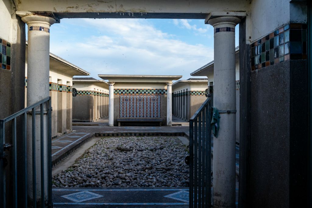Béton blanc et mosaïques aux couleurs de la mer !