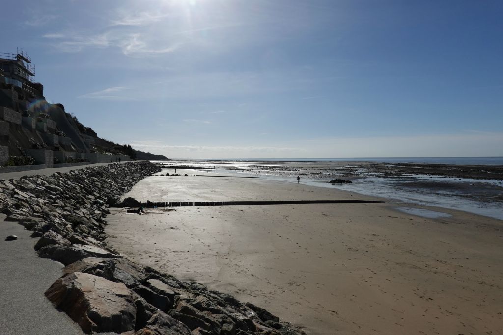 En allant maintenant vers l'est, la plage de Villerville