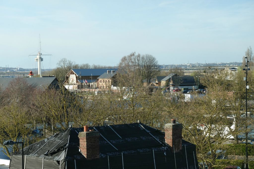 Depuis  notre hôtel, vue (un peu cachée ! ) sur le Bassin de l'Est