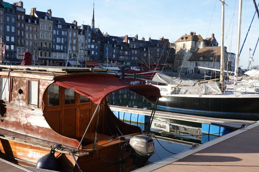 Le Vieux Bassin et vue à droite sur le monument historique de la Lieutenance