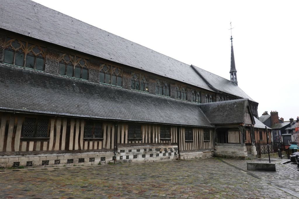 L'église est bâtie sur le modèle d'une halle de marché