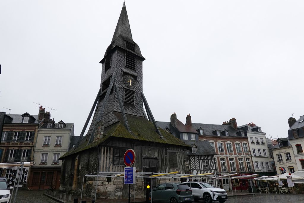 Le clocher de l'église Ste Catherine est entièrement détaché de l'église