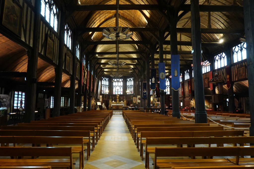 L'intérieur et ses 2 nefs, a l'aspect d'une coque de bateau renversée