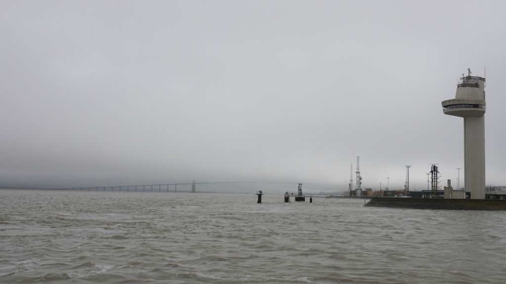 En se promenant le long de la Jetée ouest (vers l'entrée du port), le Pont de Normandie apparait dans la brume