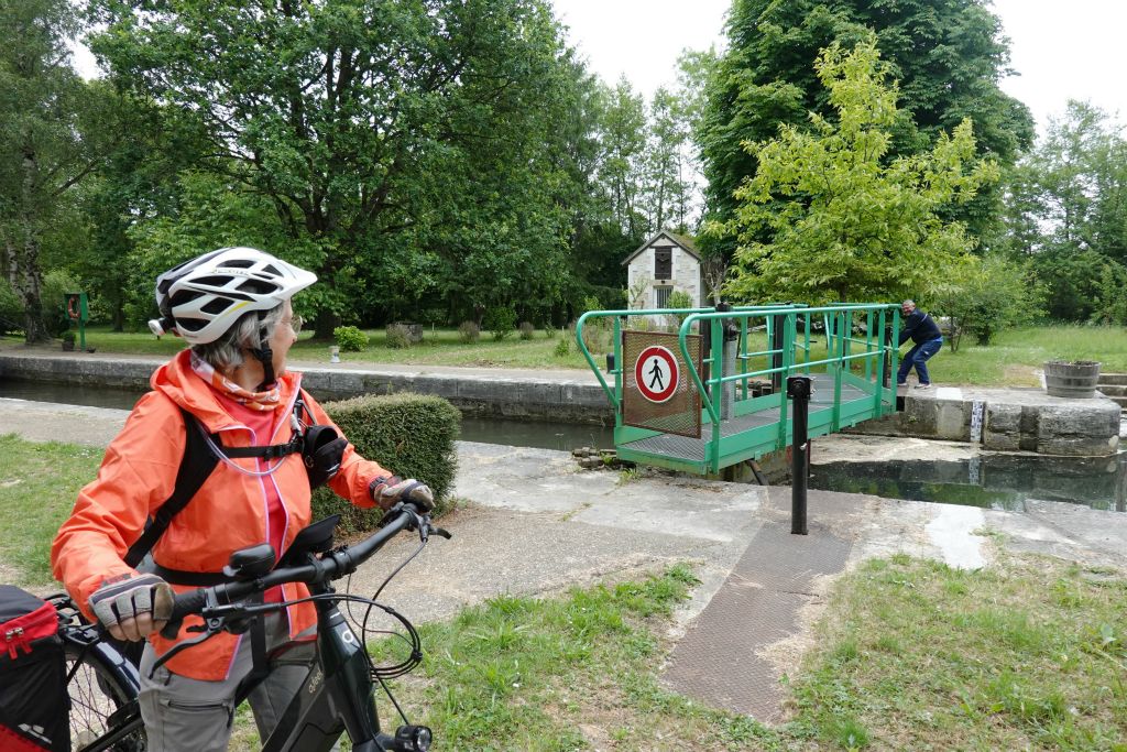 Début de la 1ère étape. Ouverture à la force des bras de l'écluse