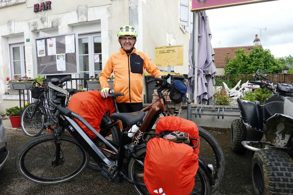 Super, un village (Crain) avec un café ouvert !