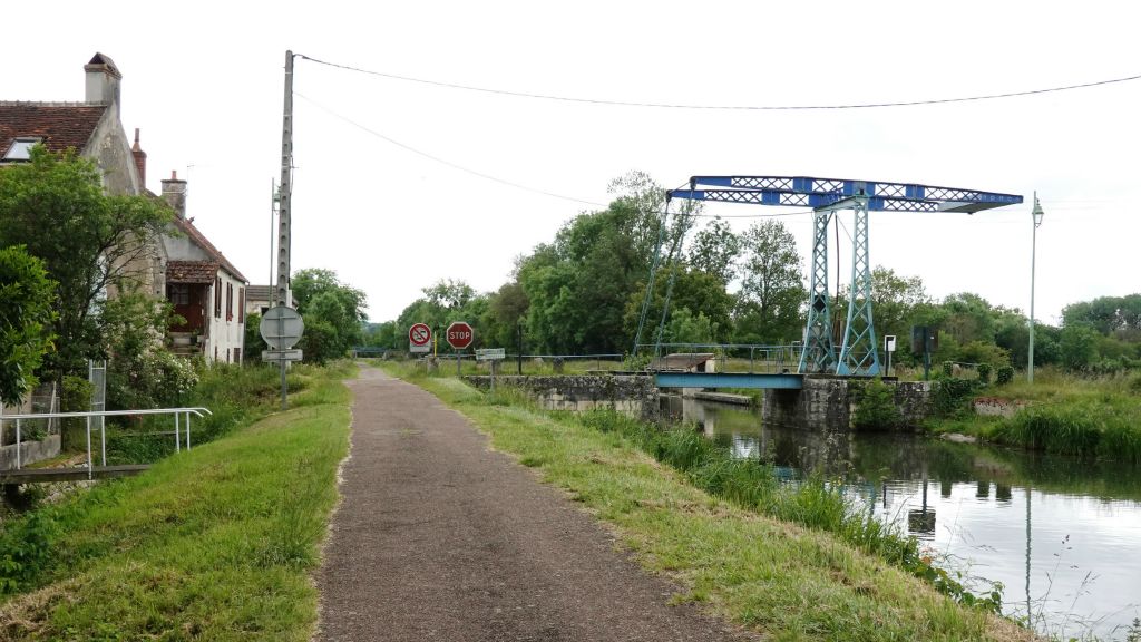 Un des nombreux ponts-levis du canal
