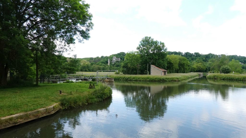 Croisement du canal et de l'Yonne. En arrière plan, les rochers de Basseville
