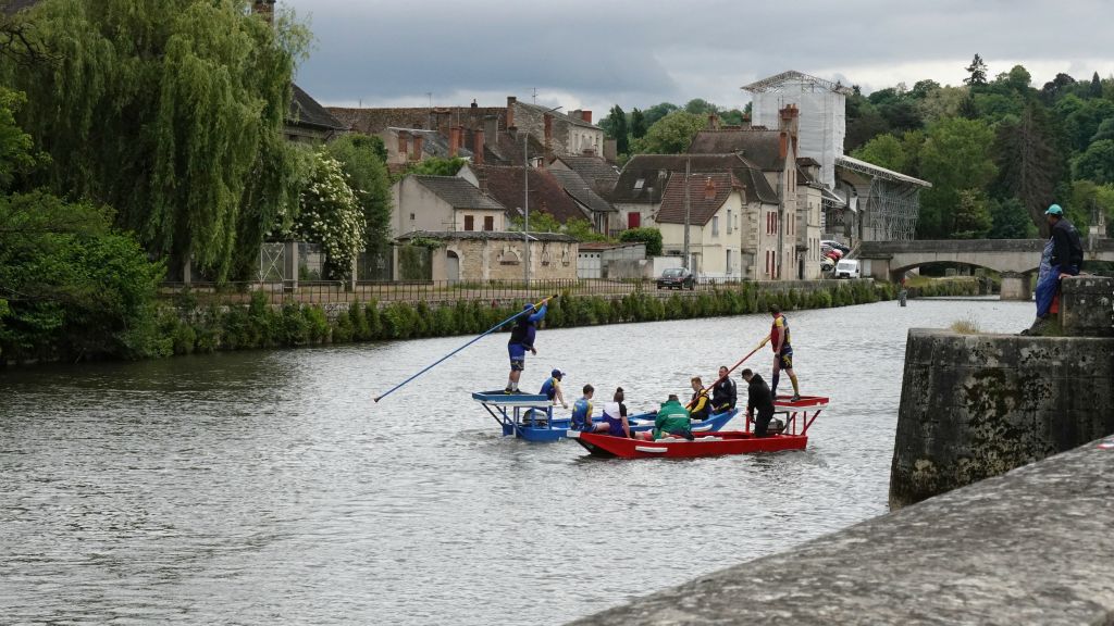A l'entrée de Clamecy, joutes traditionneles sur l'Yonne