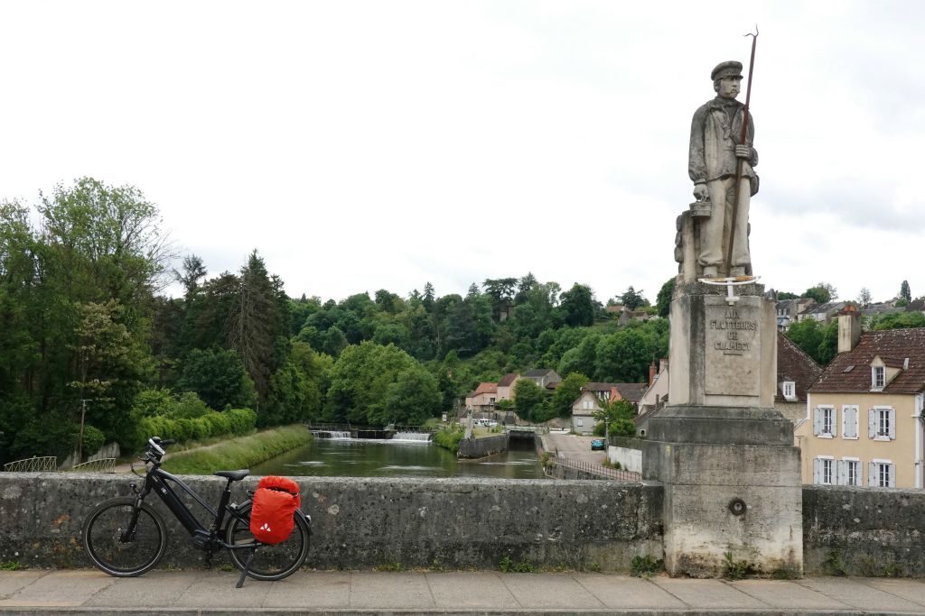 Statue en l'honneur des flotteurs de bois de Clamecy