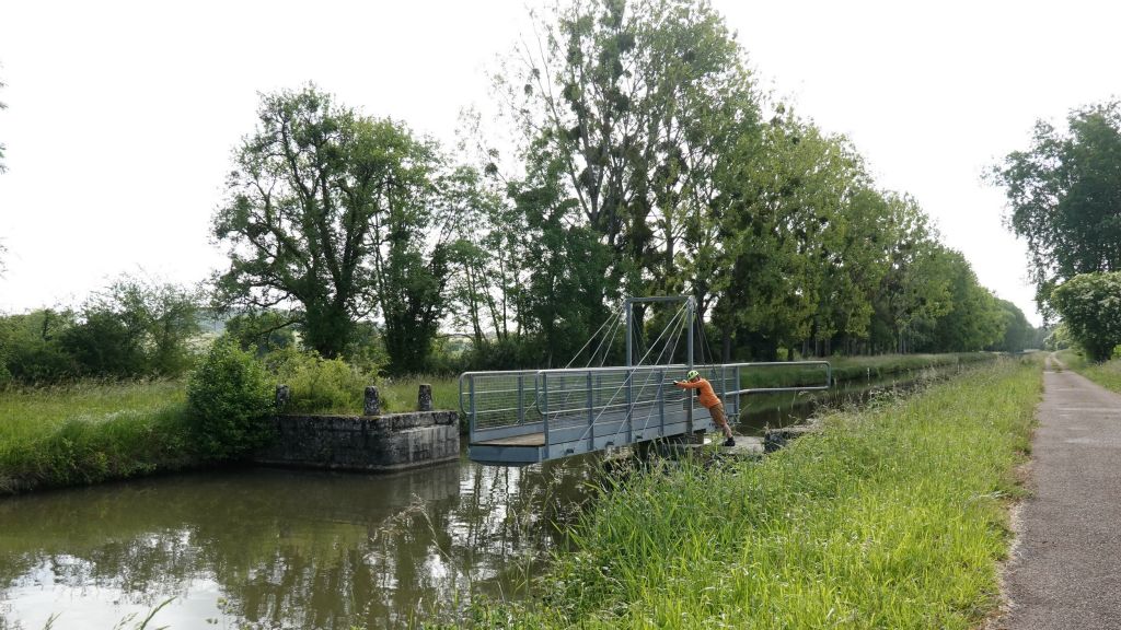 Rotation d'un pont à la force des bras, s'il n'est pas vérouillé !