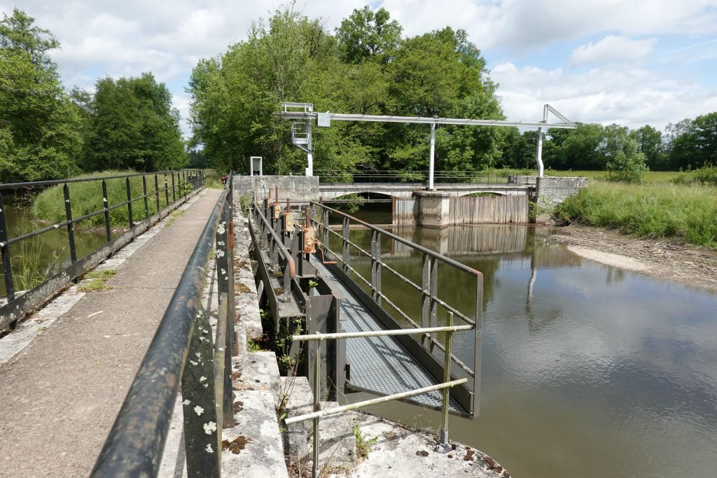 Près des Granges, barrage à aiguilles, aussi ancien qu'efficace