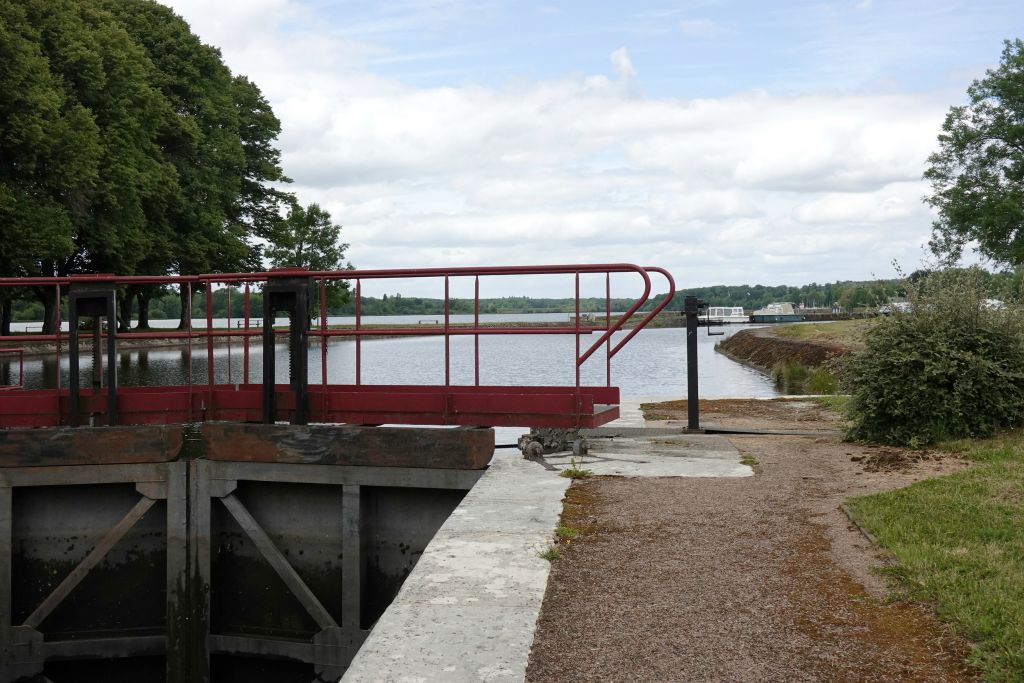 Etang de Baye, bief de partage des eaux. On vient de passer la dernière écluse versant Seine qui est aussi la 1ère versant Loire !