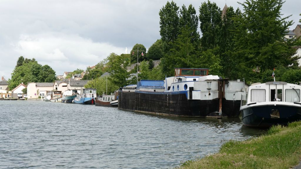 Cercy-la-Tour et son port, véritable cimetière de péniches