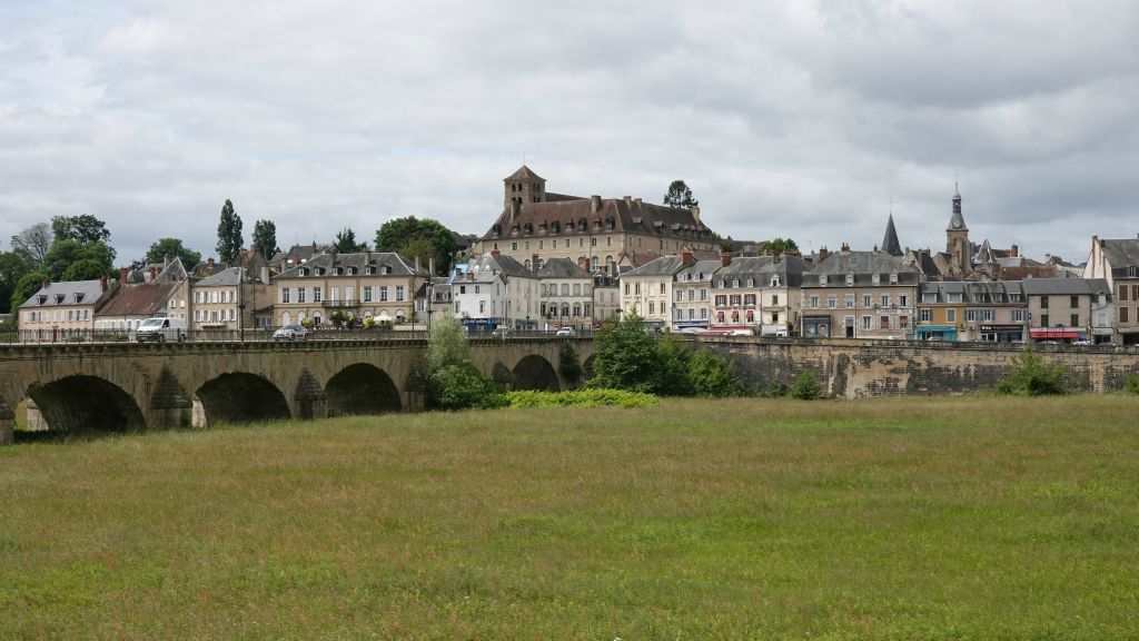 Arrivée à Decize par le pont de la Vieille-Loire enjambant un bras mort 