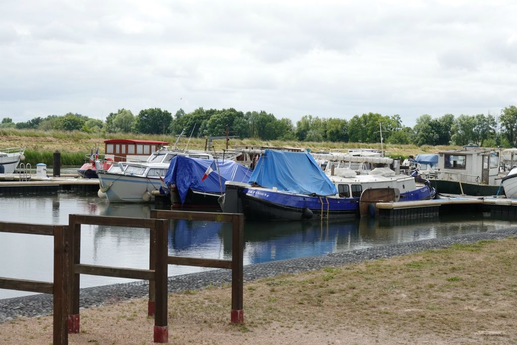 A Decize, port de la Jonction, confluence entre l'extrémité du canal du Nivernais, 2 bras de la Loire , le canal latéral à la Loire et l'Aron !