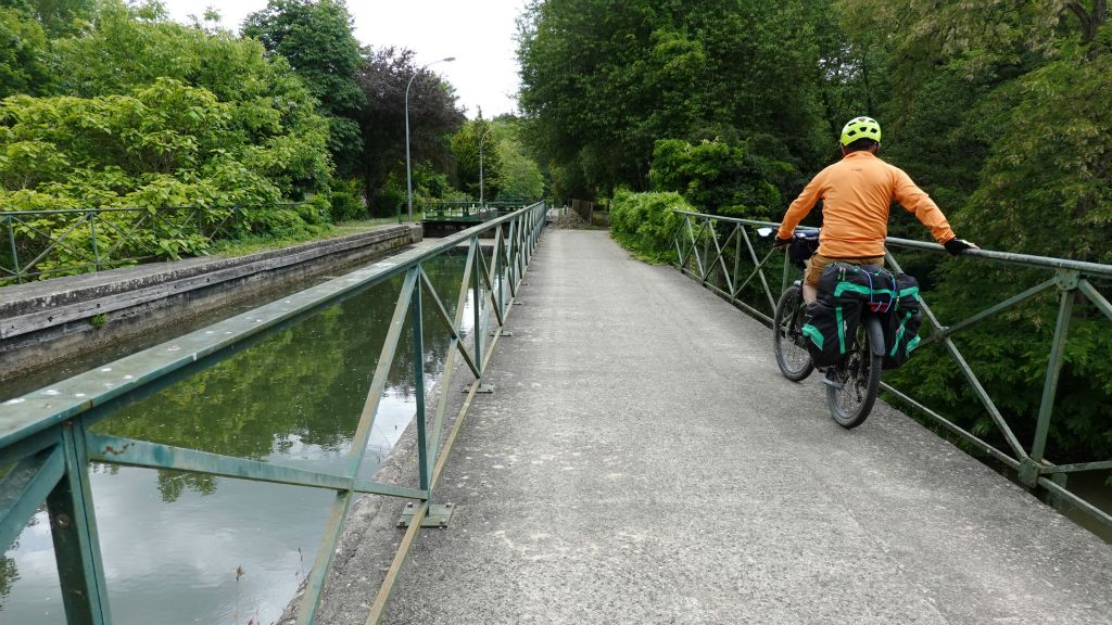 Fini le canal du nivernais ! Nous continuons vers Nevers en longeant le canal latéral à la Loire. Ici pont-canal au-dessus d'un ruisseau