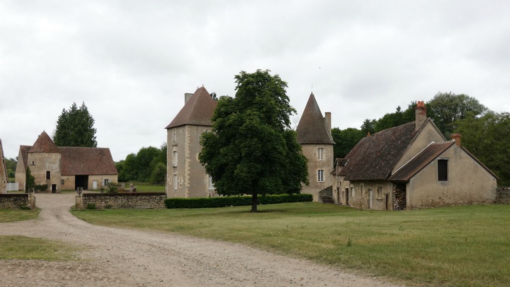 Le château-ferme du Marais le long du canal latéral à la Loire (direction la Charité-sur Loire) 