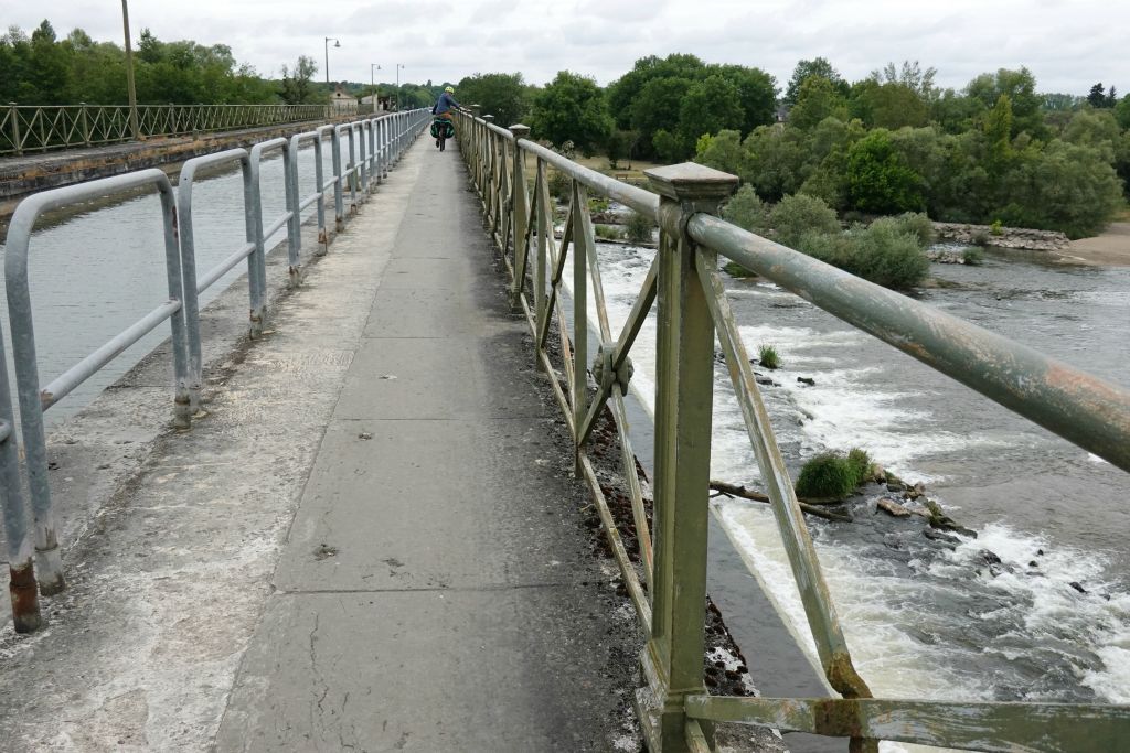 Pont-canal (canal latéral à la Loire) du Guétin, au-dessus de l'Allier. Ouvrage de 370m de long , achevé en 1838