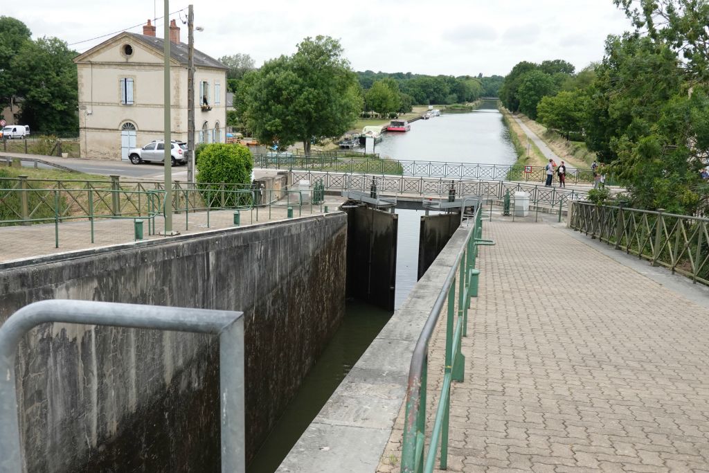 Au bout du pont-canal, l'écluse très profonde sur le canal latéral à la Loire