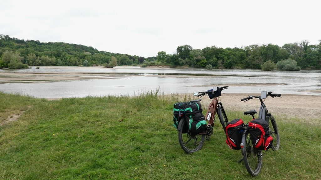 Arrivée au Bec d'Allier, confluence de l'Allier (devant) et de la Loire (au fond)